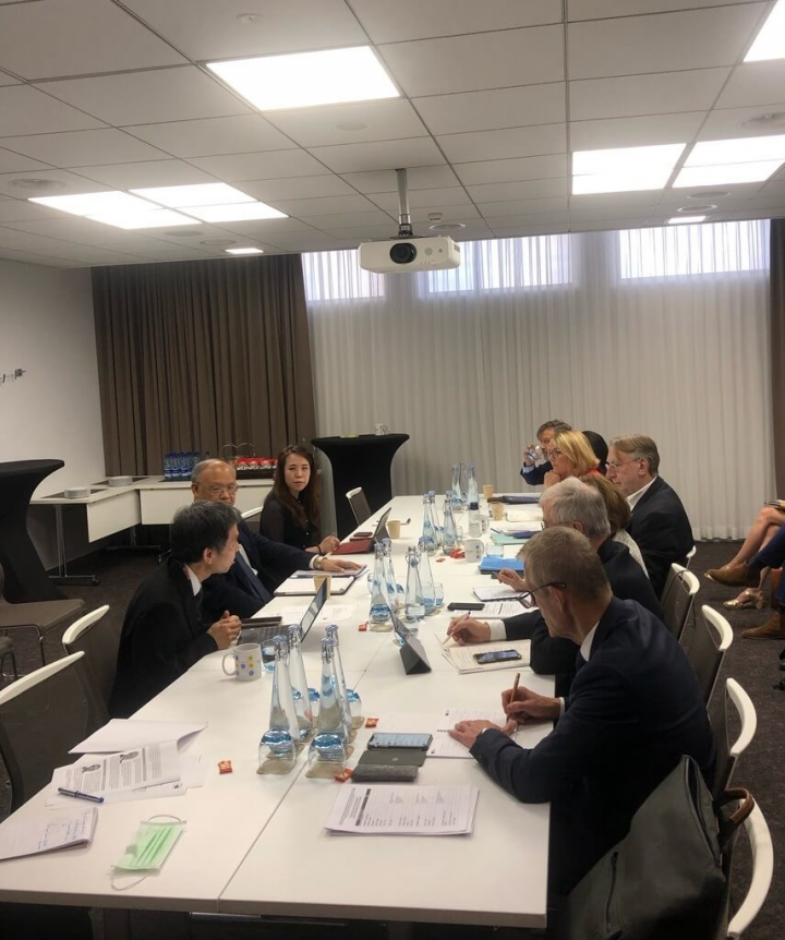 鄧振中（左排中）及台灣常駐WTO代表羅昌發14日與歐洲議會貿易委員會主席朗吉等7人，聚焦討論台歐雙邊關係與人權、貿易等WTO議題。（中華民國常駐世界貿易組織代表團提供）