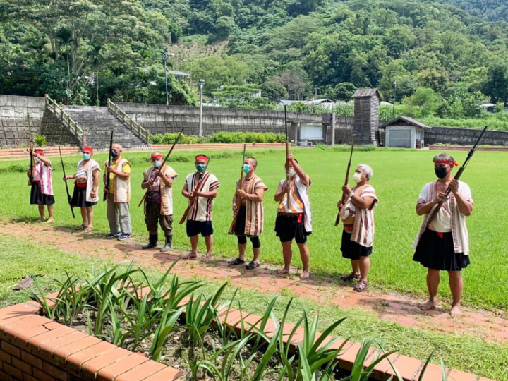 台東林管處11日協助布農族獵人成立「台東縣崁頂村傳統狩獵文化生態永續發展協會」，獵人鳴槍宣告組織成立，未來將持續在台東林管處及輔導團隊持續陪伴下，逐步推動及落實符合狩獵傳統文化、生態保育及資源永續經營等內涵的自主管理機制。（台東林管處提供）