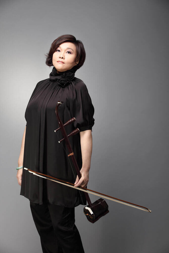 二胡獨奏家霍世潔活躍於傳統與流行樂界，舞台風采自信燦爛，這次回到台灣舞台，將與台北市立國樂團合作，帶來「科拉沁草原的傳說」中胡協奏曲。（北市國提供） 