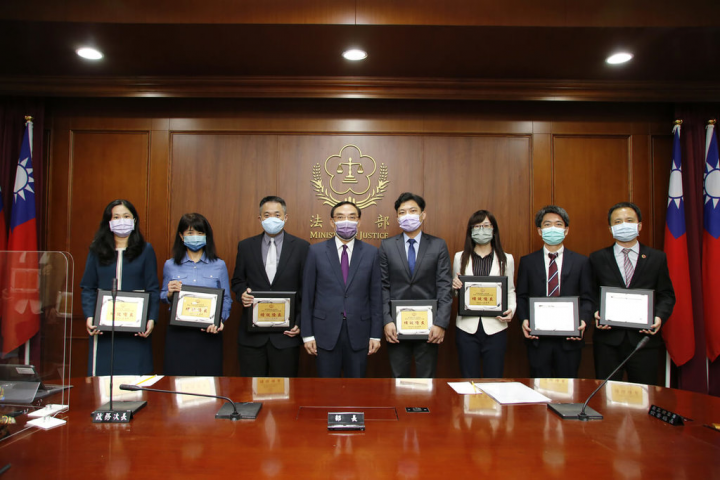 法務部積極推動「檢察機關排怨計畫」，台北、桃園等7組檢察官團隊運用科技排除民怨獲表揚。圖為法務部長蔡清祥（左4）與獲獎的7名地檢代表合影。（法務部提供）
