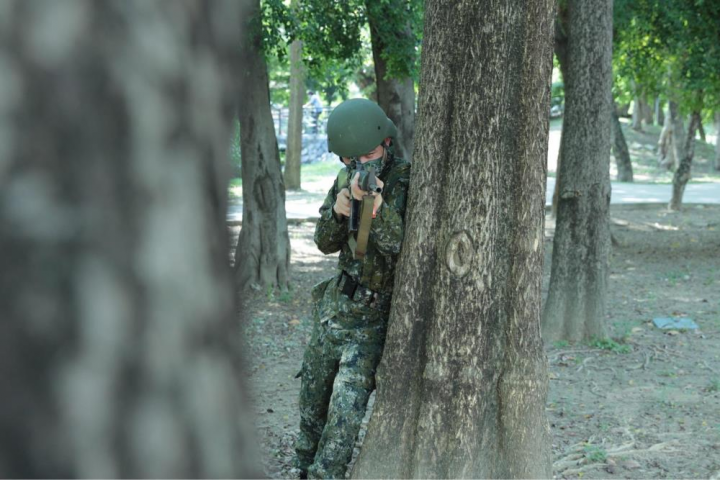 教召員利用現地環境迅速實施掩蔽及防護。（後備指揮部提供）