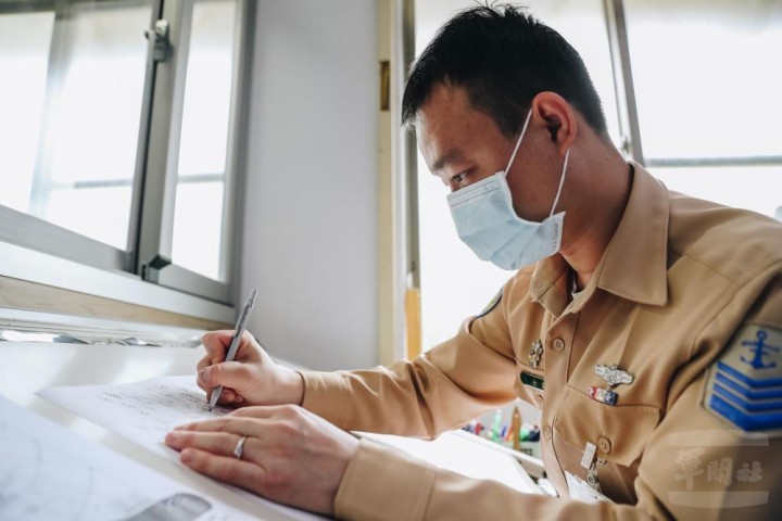 海軍大氣海洋局同仁繪製天氣圖