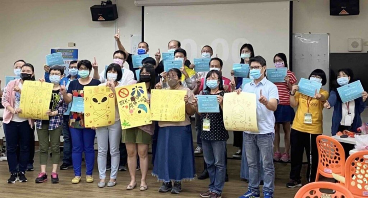 為避免年輕學子好奇誤用毒品，高雄市教育局今年培訓900名校園防毒守門員，並招募具熱忱家長、退休人員等為志工，培訓校園防毒守門員種子師資，協助執行校園防制學生藥物濫用教育宣導相關等工作。（高雄市政府提供）