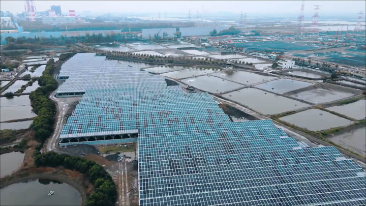 高雄市永安區的漁電共生案場即將完工，市府公告「高雄市茄萣區及湖內區漁電共生亮點案場建置計畫」，訂定廠商遴選標準作為分配漁電共生專案使用配電饋線依據，保障漁民與地主權益，提高對漁電政策信心。（高雄市海洋局提供）