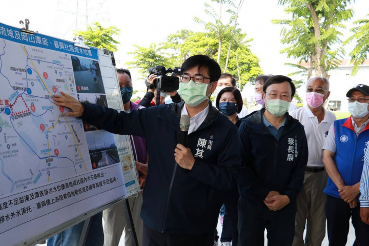 高雄市岡山區五甲尾滯洪池今年初完工，周邊抽水站改善工程預計明年4月完工，市長陳其邁（前左）19日上午率水利局團隊及區公所人員等前往視察，並當場指示水利局，積極趕辦各項排水整治工程如期如質完工。（高雄市水利局提供）