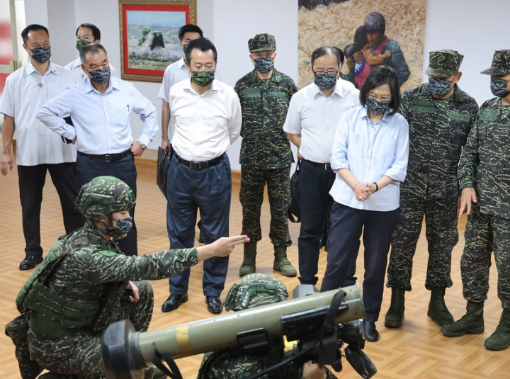 總統蔡英文（前排右2）2日視導海軍陸戰隊六六旅，聽取國軍介紹所使用的武器裝備，圖為國軍展示雙聯裝刺針飛彈。