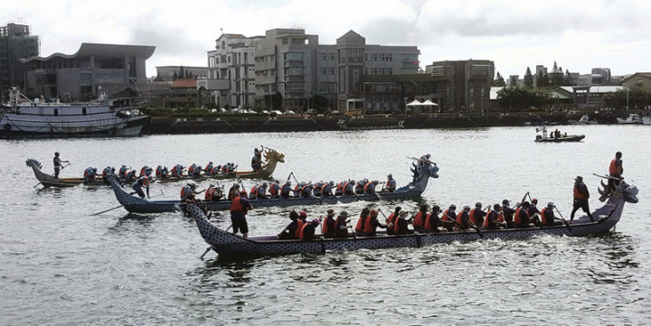 因疫情停辦2年的澎湖龍舟競賽活動3日舉行，選手們在高溫下競划，競爭激烈。