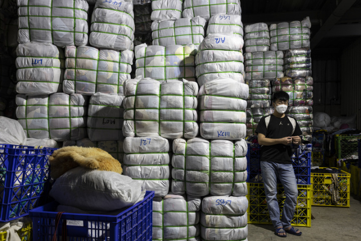 圖為新北市五股區的正川回收廠內等待運送出口的舊衣物。