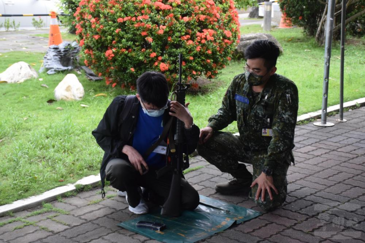 接訓幹部引導召員編制武器專長鑑定。（陸軍第八軍團提供）