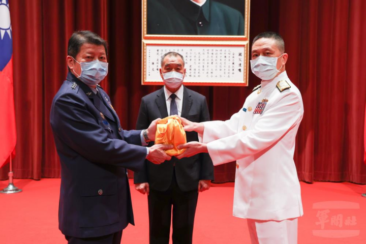 國防大學新任校長劉志斌上將與原任校長張哲平上將交接印信