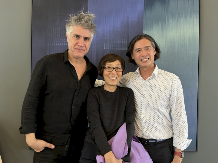 李明維(右)因「雪梨現代計畫」委託創作案，與著名建築師妹島和世(中)成為好朋友，妹島和世近日特別現身倫敦泰特現代美術館欣賞李明維《如實曲徑》展演，另一位普立茲克建築獎2016年得主智利建築師亞歷杭德羅．阿拉維納（Alejandro Aravena）(左)也一起同行。 （Image Courtesy of LEE Studio）