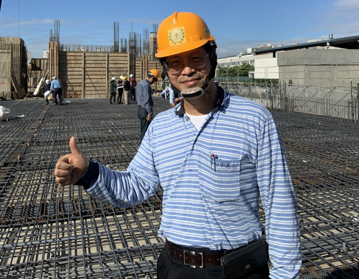 出身泥水匠家庭，沈志秋從小在水泥與沙塵中成長