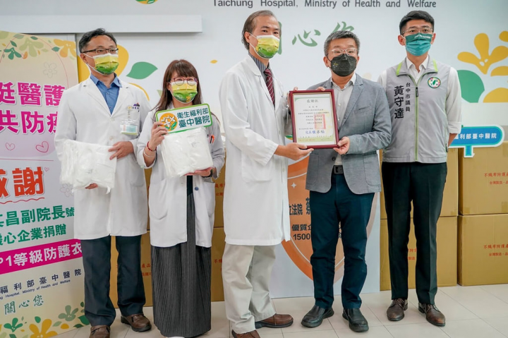 首頁 / 地方 蔡其昌號召捐助醫院隔離衣 盼集結力量共同防疫 2022/6/21 14:25（6/21 15:06 更新） 立法院副院長蔡其昌（右2）21日號召企業界，共同捐贈衛生福利部台中醫院1500件防水隔離衣，希望集結民間企業與民眾的力量共同抗疫。（蔡其昌辦公室提供）