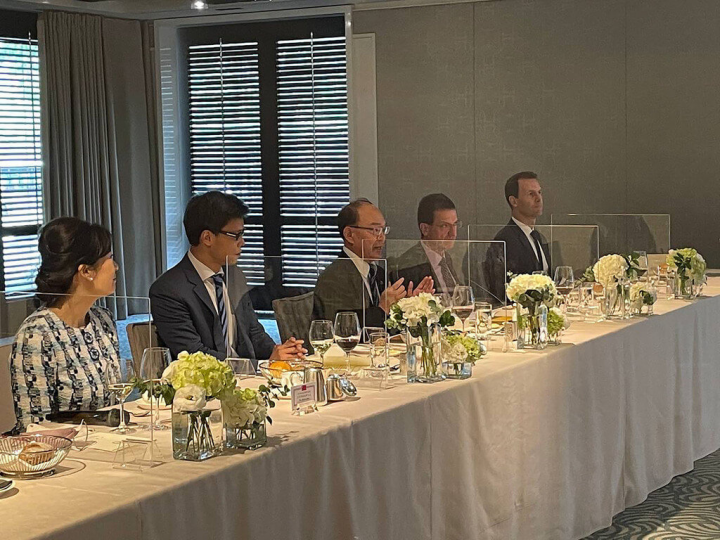 外交部政務次長曾厚仁（中）14日宴請立陶宛經貿訪團，強調將強化台立經貿交流。（外交部提供）