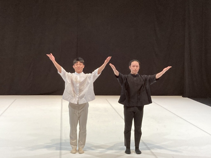 丞舞製作團隊舞者林則安（黑衣）與曾祥甫（白衣）8日獲邀在義大利杜林2022_Interplay國際當代舞蹈節演出甫獲2021西班牙MASDANZA國際編大賽金獎的張堅志新作「岔」；11日將受邀至CROSS藝術節演出。（駐義大利代表處提供）