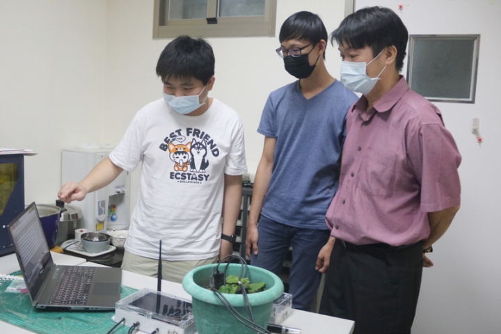 弘光科技大學智慧科技應用系專任助理教授陳富國（右），指導學生傅智城（中）與資工系校友張承鈞（左）設計研發植物成長環境監測系統。