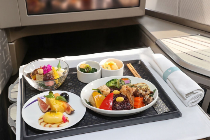 中華航空30日宣布，從7月起恢復豪華商務艙及商務艙旅客獨享菜單服務，首波獨享菜單以減碳及在地採購為核心理念。（華航提供）