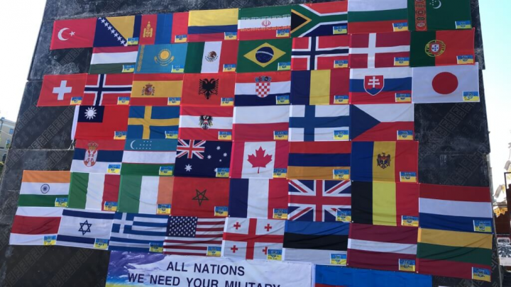 美國公民勞斯為支援烏克蘭抗俄，在基輔獨立廣場展示國際兵團志願軍所代表的50個國家的國旗，籲請世界其他國家對烏克蘭提供武器與人力，協助抵抗俄國軍事入侵。（民眾提供）