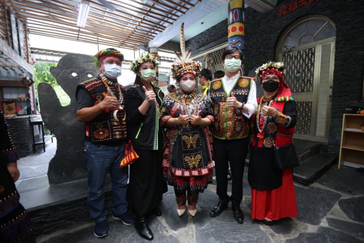 高雄市長陳其邁（右2）26日拜會茂林、萬山及多納3個部落的傳統領袖，多納部落頭目家族耆老還為陳其邁取魯凱族名Comay（祖邁），為黑熊之意。（高雄市原民會提供）