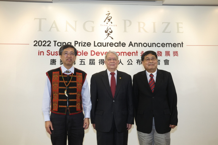 財團法人唐獎教育基金會18日上午在台北舉行第5屆永續發展奬得獎人公布記者會，唐獎教育基金會執行長陳振川（左）、中研院院士劉兆漢（中）、中央大學大氣科學系兼任教授王作台（右）出席合影。