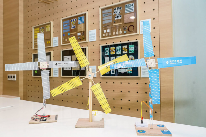 台電電幻1號所再生能源教具發想於經典小說「唐吉軻德」中的風車，運用模組化設計導入風力發電概念，創造出「風力士」、「風之光」、「能來風」3大風車系列教具。（台電提供）