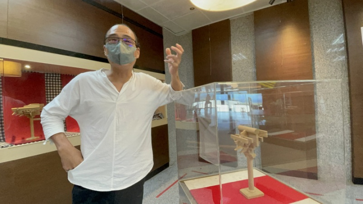 金門木作匠師李錫福（圖）在COVID-19疫情期間持續創作，現在金門航空站藝文走廊展出「斗與拱的對話」個展，17件作品表現古典建築的力與美。