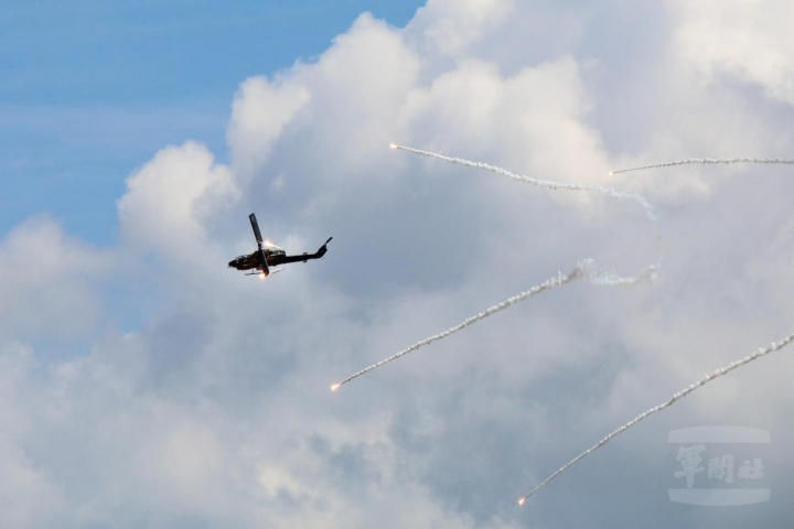 AH-1W攻擊直升機發射熱焰彈脫離戰場。（取自中華民國陸軍臉書粉專）