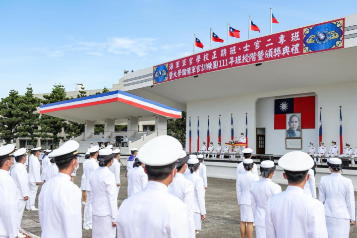 海軍官校「正期班、士官二專班暨大學儲備軍官訓練團111年班授階暨頒獎典禮」。（軍聞社記者黃劭恩攝）