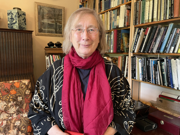 2022年唐獎漢學獎獲獎人、英國牛津大學教授羅森女爵（Jessica Rawson）攝於自宅。羅森說，她十分期待再訪台灣，欣賞更多古建築、廟宇和故宮藏品。