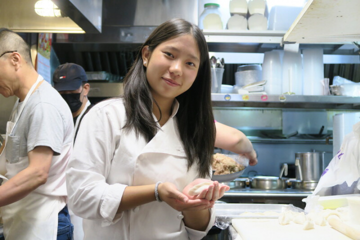 台裔女童朱如茵（前）榮登「小小頂級廚師美國版」第8季冠軍，25日在父母於於紐約市近郊哈茲戴爾經營的餐廳「天府之國」廚房內包餃子。