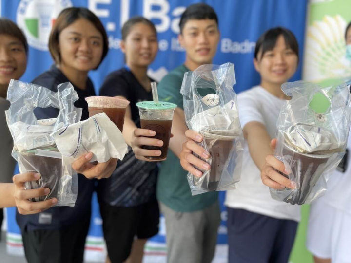 駐義大利代表李新穎4日至米蘭賽場為台灣羽球隊加油打氣，為讓遠征歐洲賽事的選手感受端午佳節氣氛，特別準備台灣珍珠紅茶、紅豆餅及粽子，選手相當開心。（駐義大利代表處提供）