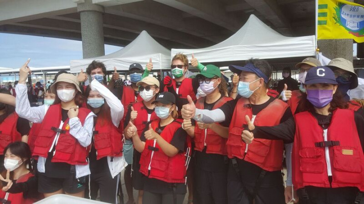 因疫情停辦2年的澎湖龍舟競賽活動3日舉行，今年的龍舟賽共區分4組，共計34支隊伍報名參賽。