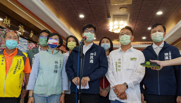 高雄市長陳其邁（前右3）16日受訪表示，對於中國違反國際貿易管制、無預警宣布暫停輸入台灣石斑，高雄養殖業者非常不以為然，農民抱怨連連，市府將提供養殖業者有更多元出路，全力輔導漁民，擴展更多海外市場與國內通路。