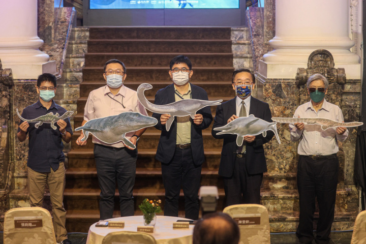 國立台灣博物館推出「水怪—水棲爬行動物化石展」，27日舉行開幕典禮，台博館長洪世佑（右2）與文化部主任秘書陳登欽（中）等人出席，歡迎民眾前來看展。