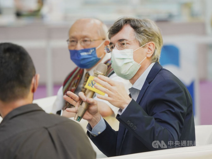 Frederic Laplanche (right), a former head of the European Economic and Trade Office in Taiwan, speaks on Saturday during the Taipei International Book Exhibition, which features France as this year's "Guest of Honor" country. CNA photo June 4, 2022
