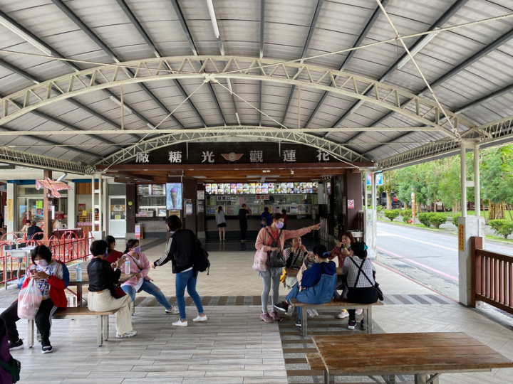 縱管處推動「台灣好行」縱谷花蓮線服務再升級，暑假期間的每週六試辦郵輪式公車，走訪鯉魚潭等知名景點，凡姓名中有「縱、谷、花、蓮」任一字者，即可享半價搭乘優惠。