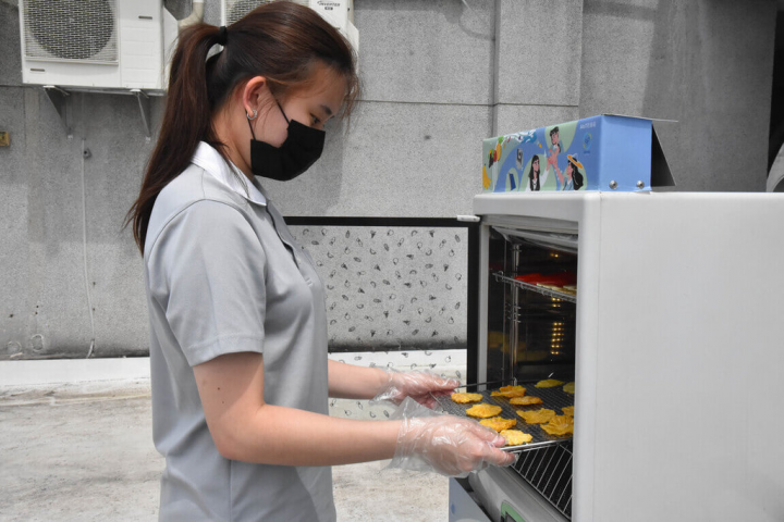 慈濟科技大學印尼國際專班學生，研發將食物烘乾的太陽熱能乾燥機，可有效提升乾燥效率、降低加工成本。（慈科大提供）