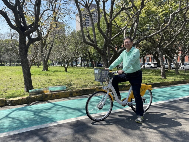 新竹縣長楊文科20日表示，YouBike 2.0將在27日啟用竹北市35站，預計8月底再啟用15站，完成竹北市總數50站點、400輛車目標；費率部分，考量大新竹生活圈，收費將與竹市、竹科管理局一致。（新竹縣政府提供）
