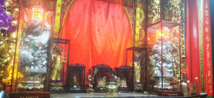 苗栗縣通霄鎮白沙屯拱天宮媽祖進香5月27日回宮安座後，歷經12天薰染萬年香火的靈氣，7日凌晨將舉行開爐儀式，屆時神房布幔緩緩拉開，久違的媽祖將再度出現於眾人眼前。（白沙屯拱天宮提供）