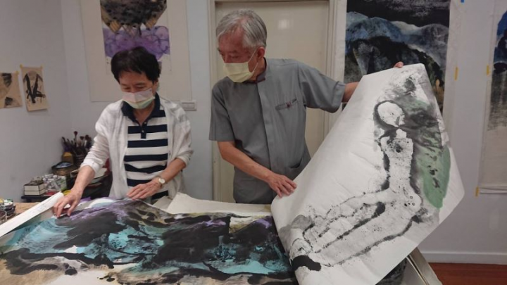 美館梁永斐館長(右)拜訪藝術家李重重，雙方交流創作心得