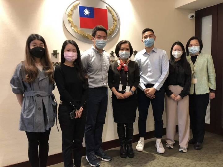 首屆溫哥華台灣學生論壇當地時間12日舉行，圖為駐溫哥華台北經濟文化辦事處處長劉立欣（中）和台灣學生論壇主要成員合影。 （溫哥華台灣學生論壇提供）