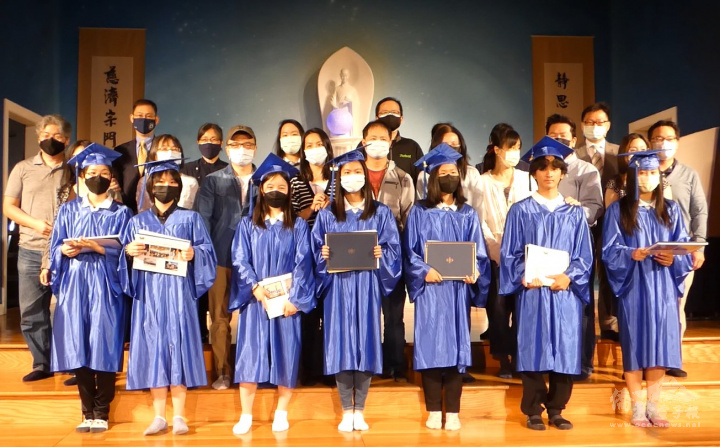 畢業班學生和家長合影