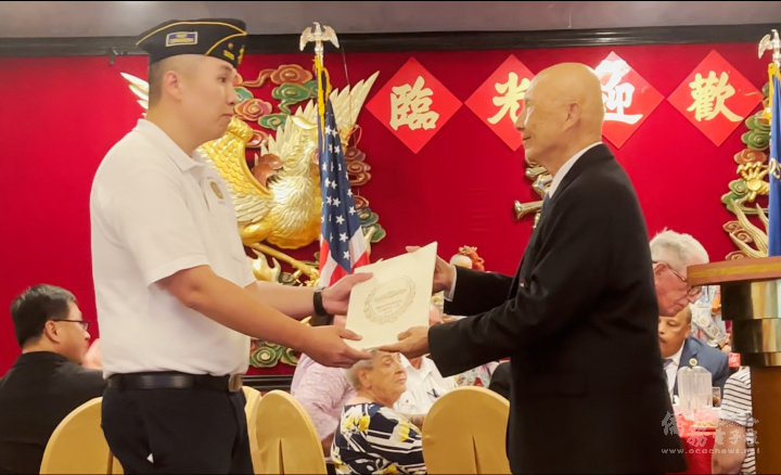 將軍陳紹章代表波士頓市議會議長Ed Flynn頒發表揚狀給司徒文信