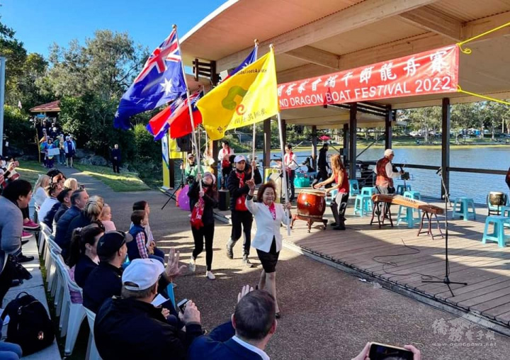 姜如霞會長持客家會旗進場