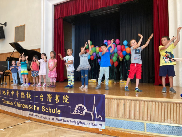 中華僑校幼幼唱遊班演唱歌曲「詠鵝」