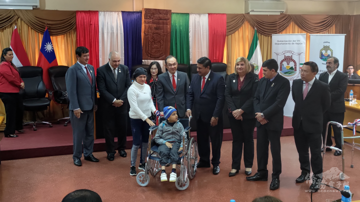 受贈者領取輪椅