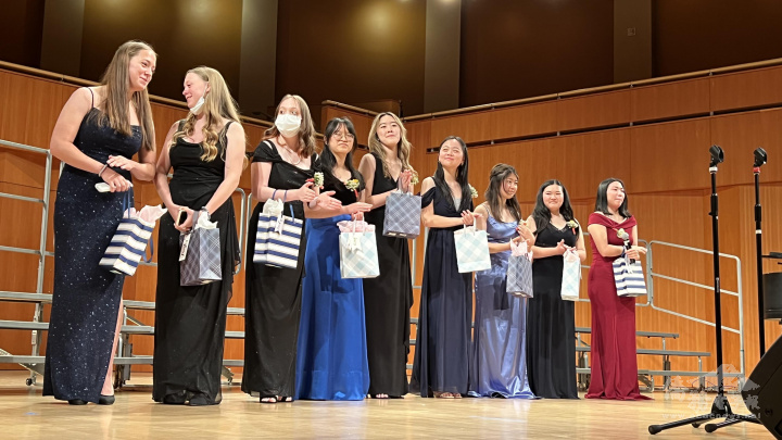 華音青少年合唱團33周年演唱會，應屆畢業生著禮服致詞感謝老師與家長