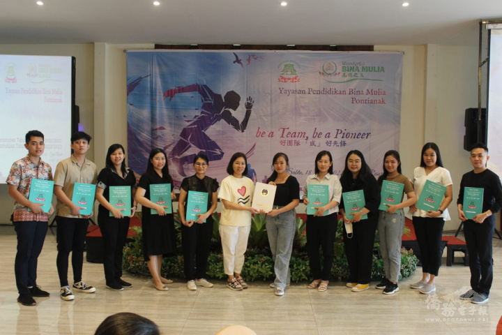 高雅文化學院執行長林正玲(左6)代為頒發僑務委員會教師獎勵獎狀予林細恩老師(右6)及表揚校內績優教師