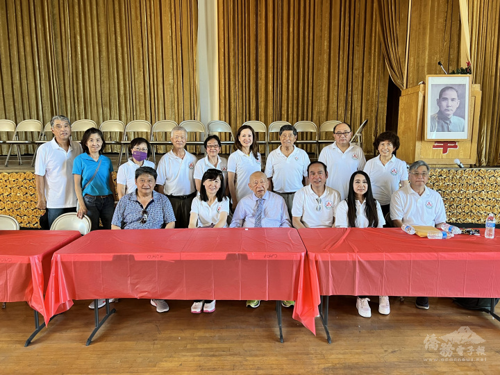 第38屆金山灣區華人運動大會幹部與中華會館副主席陳良榮（第一排左3)合影