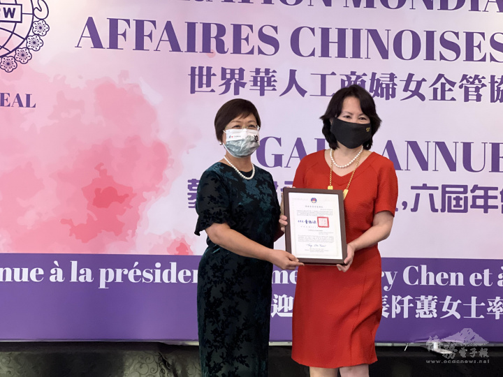 僑委會副委員長徐佳青（左）於6月16日出席世華婦女會蒙特婁分會會長交接典禮並致贈該分會卸任會長高慧清（右）感謝狀